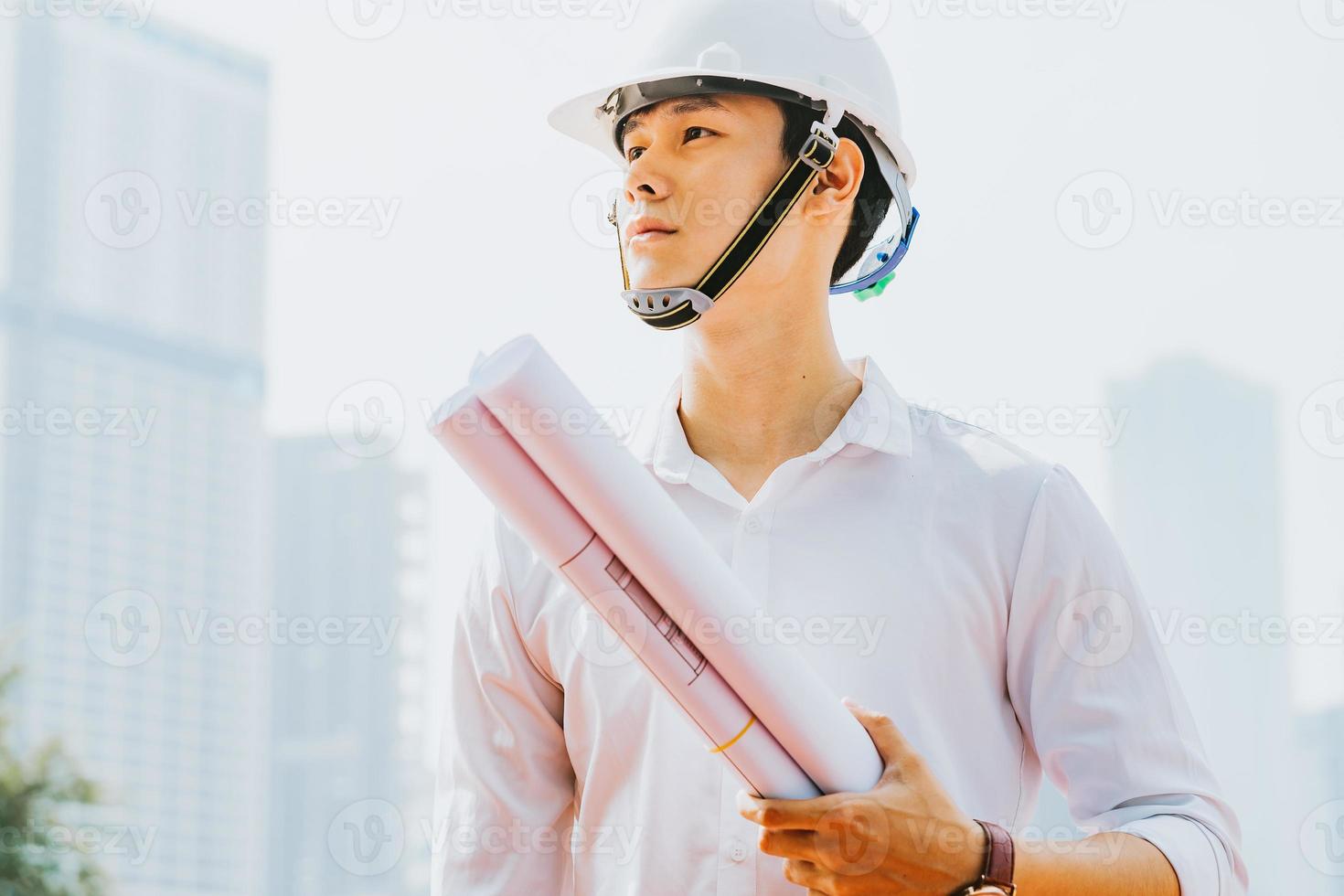 engenheiro de construção asiático no canteiro de obras foto