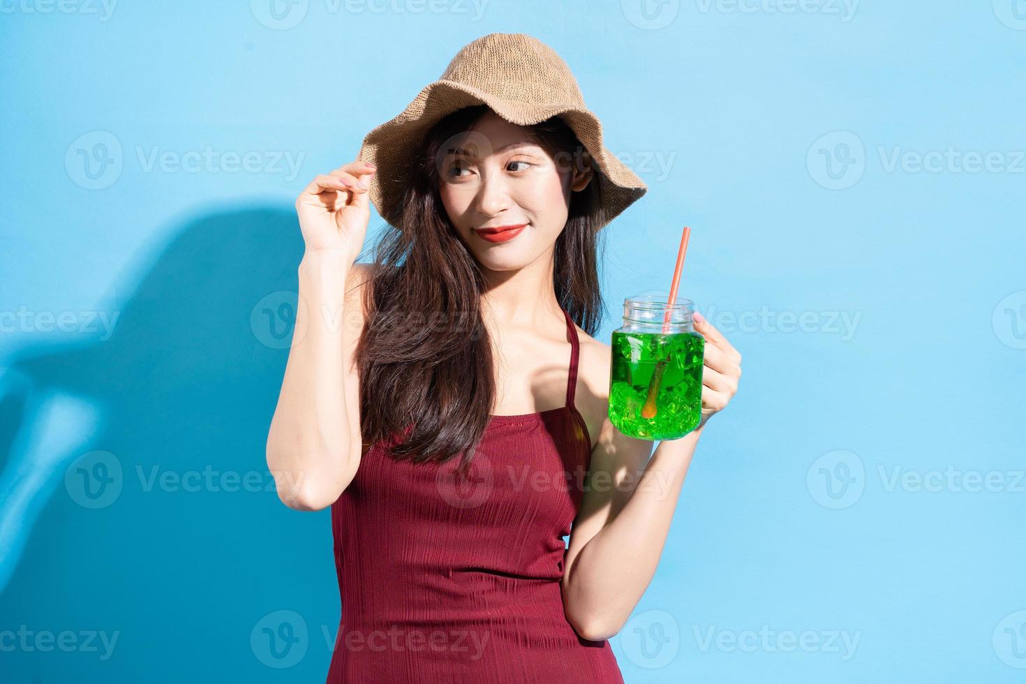 mulher asiática em maiô vermelho foto