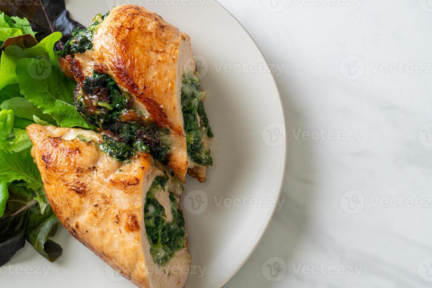 peito de frango recheado com queijo e espinafre foto