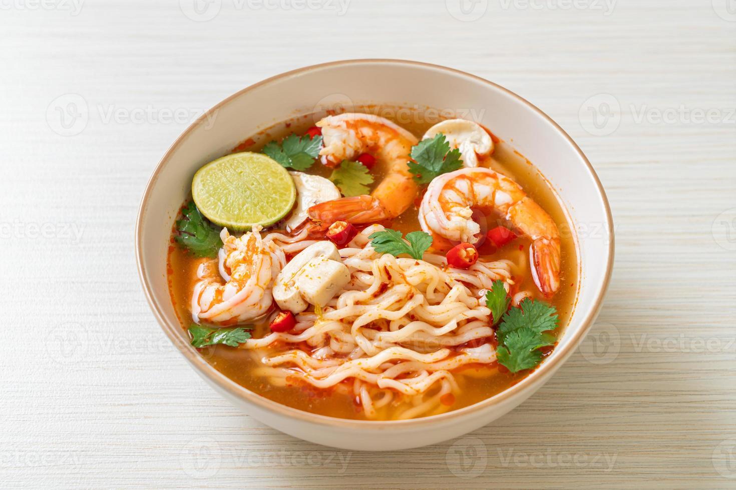 macarrão instantâneo ramen em sopa picante com camarão ou tom yum kung - comida asiática foto