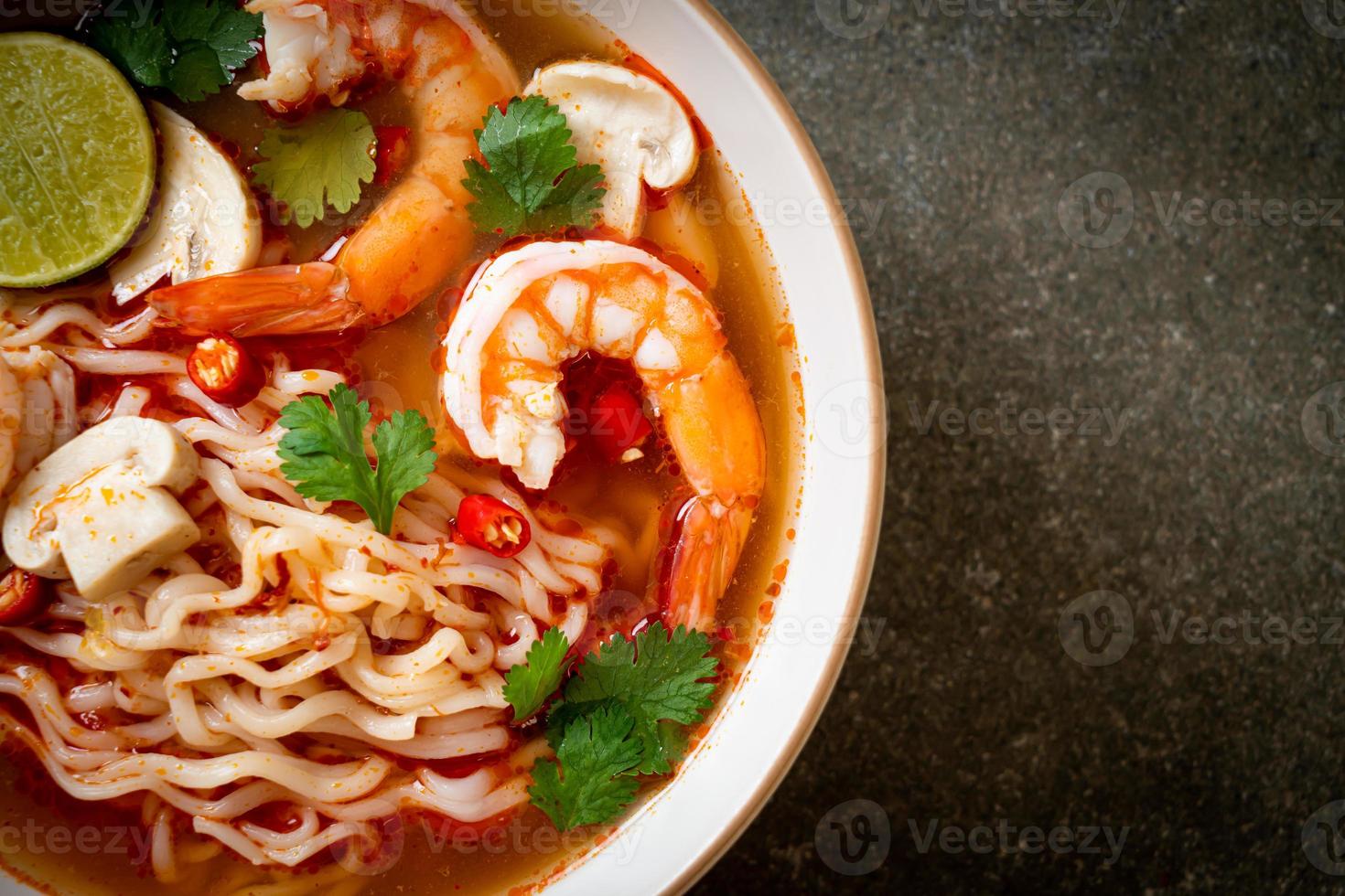 macarrão instantâneo ramen em sopa picante com camarão ou tom yum kung - comida asiática foto