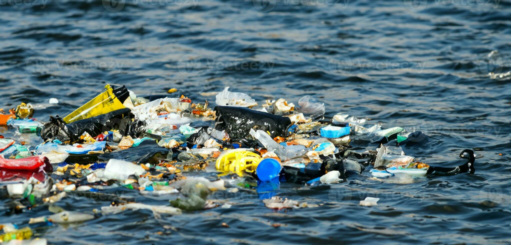 beira-mar lixo flutuando lixo água poluição global aquecimento fundo foto