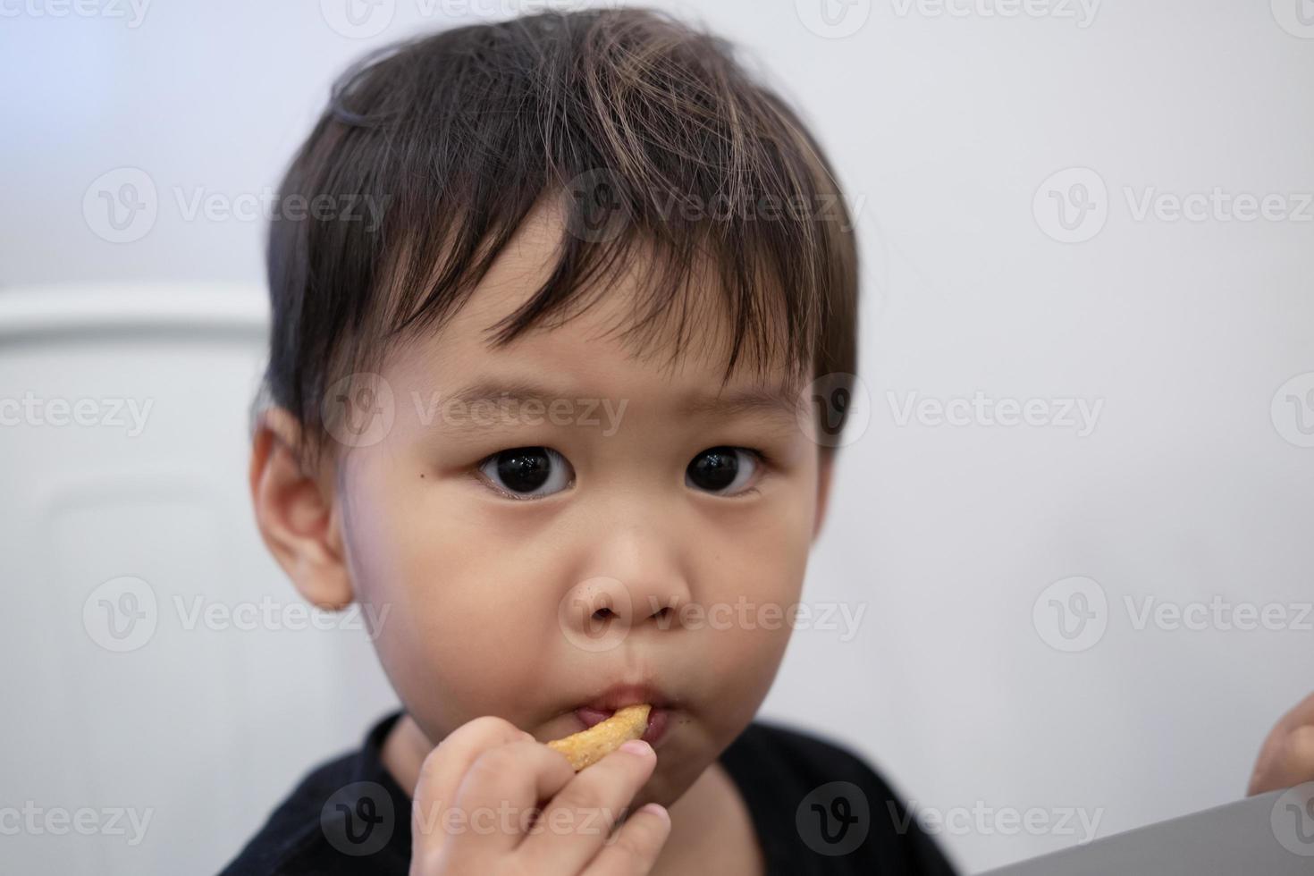 as crianças estão sentadas para comer batatas fritas em restaurantes. foto