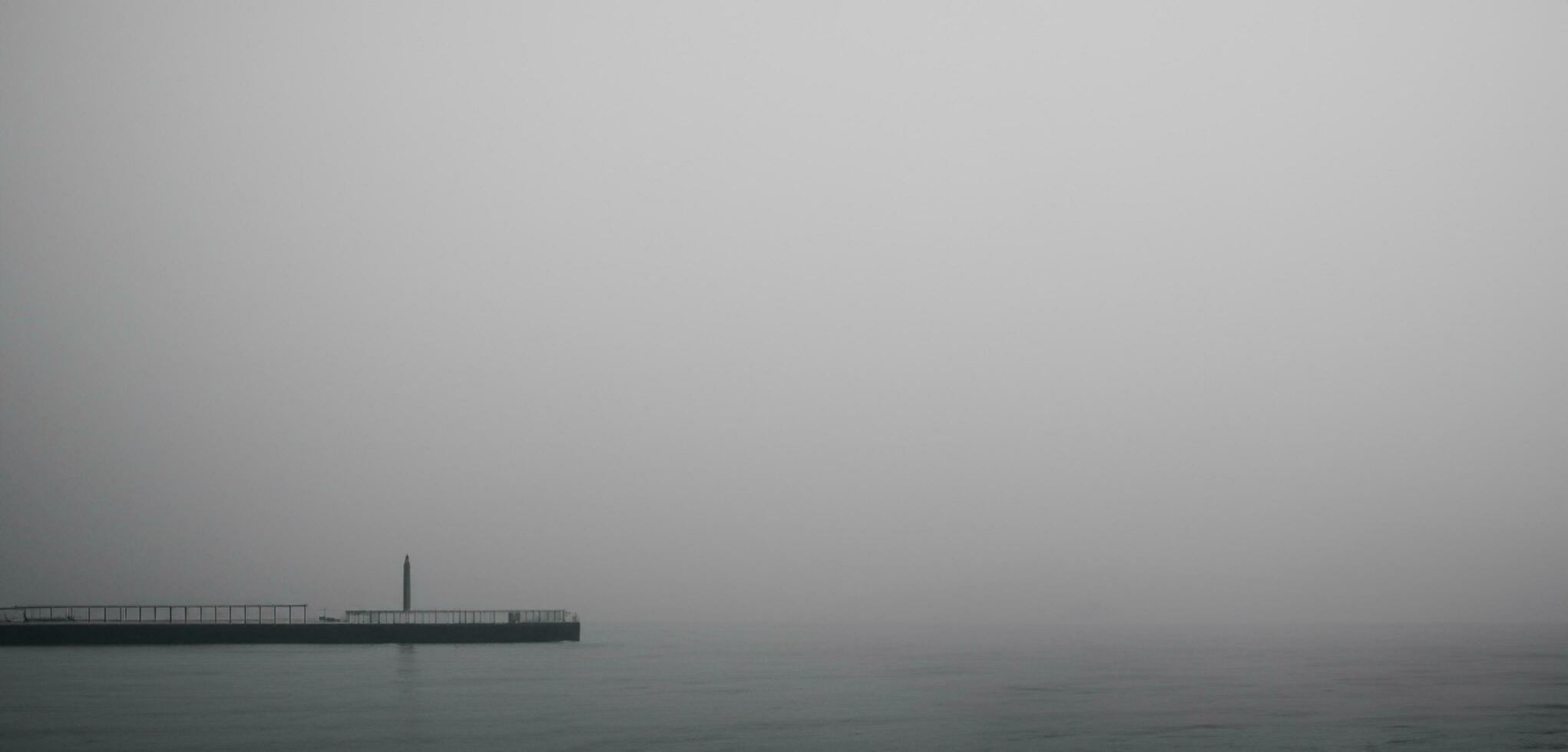 a cais a beira-mar assustador e solitário fundo beira-mar smog Sombrio tom imagem foto