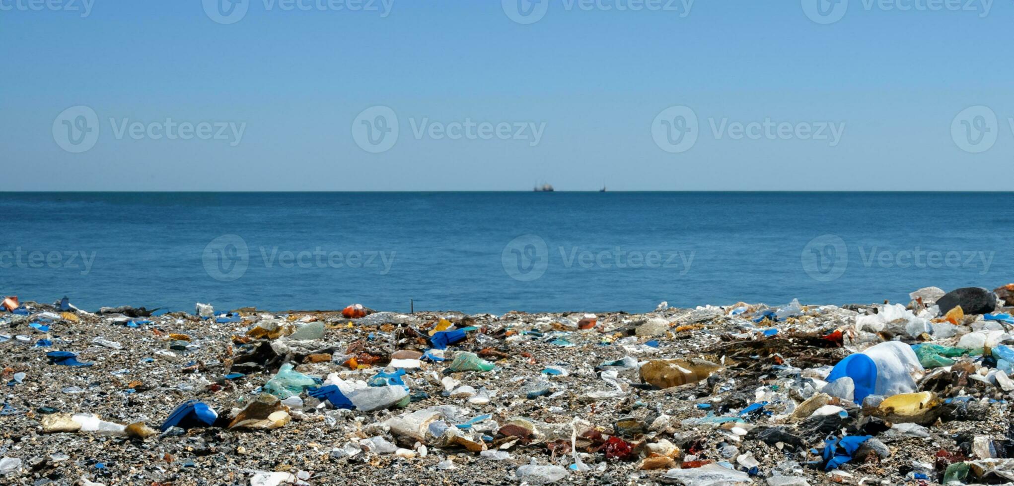 beira-mar lixo flutuando lixo água poluição global aquecimento fundo foto