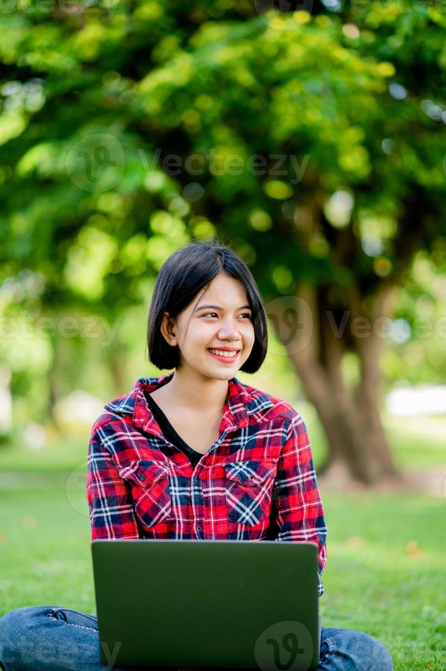 mulheres asiáticas sorriem alegremente e laptop. trabalhar online comunicação online mensagens de aprendizagem online conceito de comunicação online foto