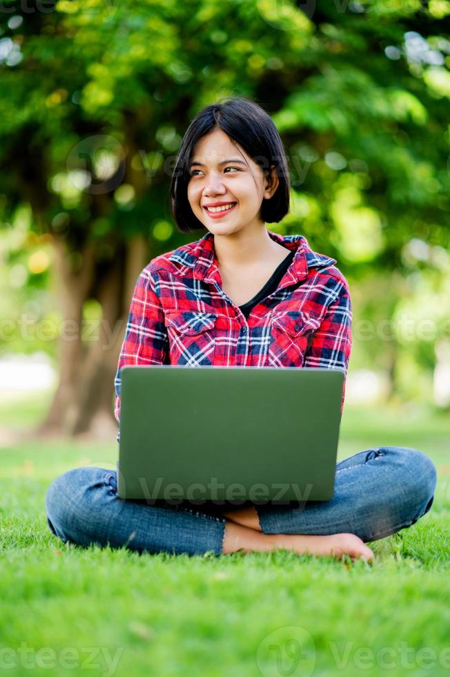 mulheres asiáticas sorriem alegremente e laptop. trabalhar online comunicação online mensagens de aprendizagem online conceito de comunicação online foto