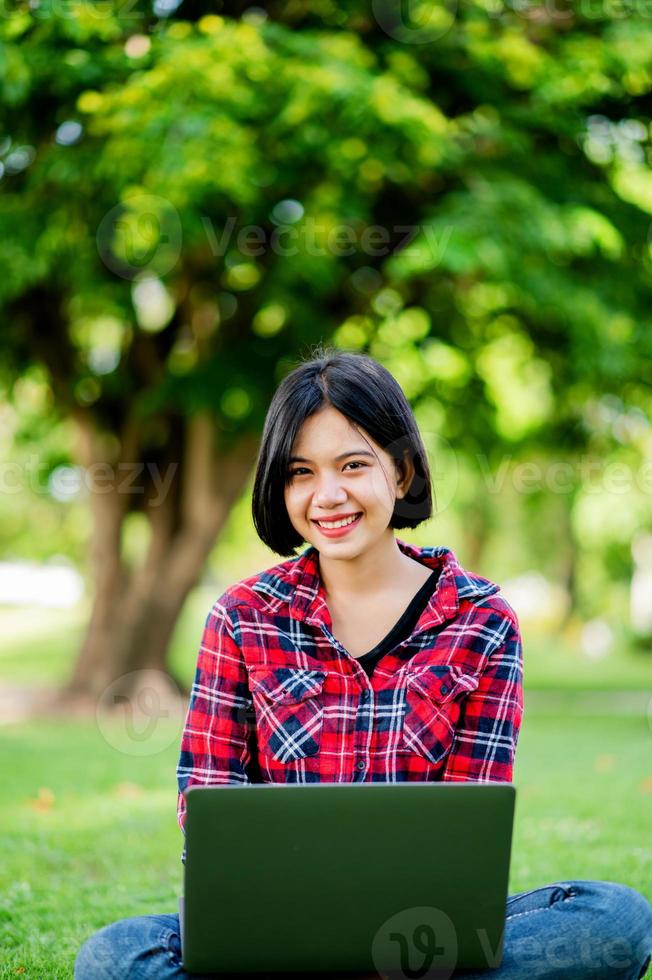 mulheres asiáticas sorriem alegremente e laptop. trabalhar online comunicação online mensagens de aprendizagem online conceito de comunicação online foto