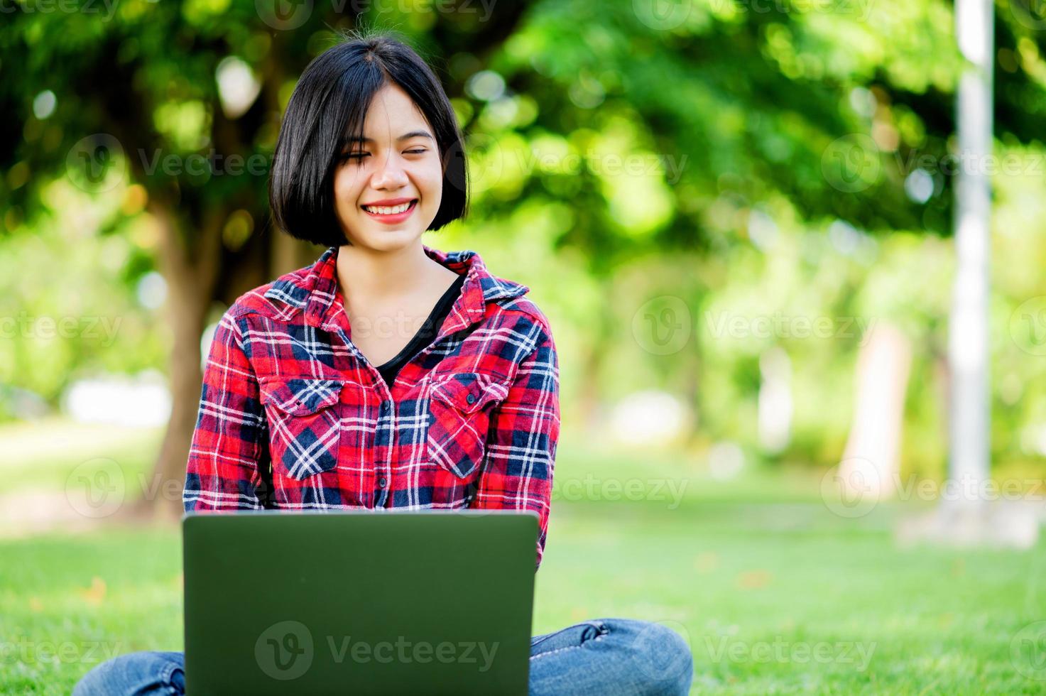 mulheres asiáticas sorriem alegremente e laptop. trabalhar online comunicação online mensagens de aprendizagem online conceito de comunicação online foto