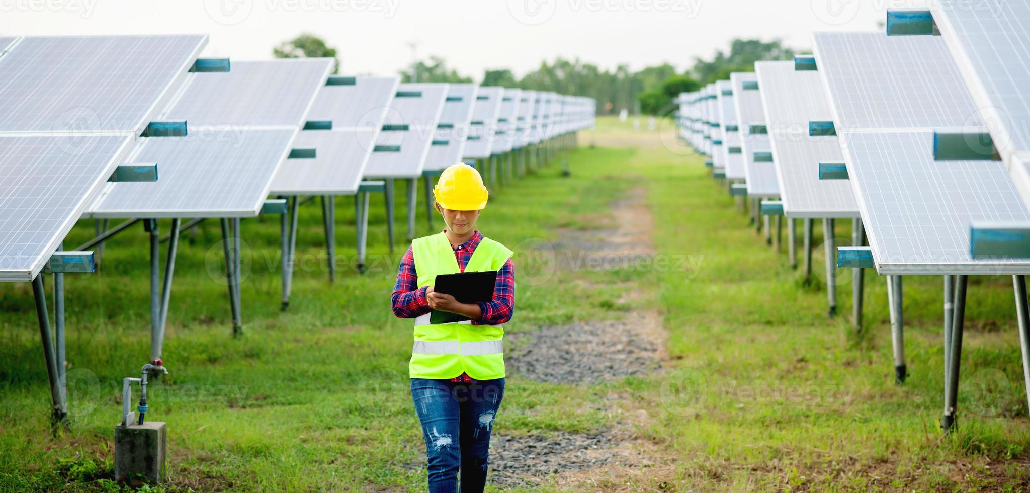 uma jovem engenheira de células solares está trabalhando duro. trabalhando em energia alternativa energia solar foto