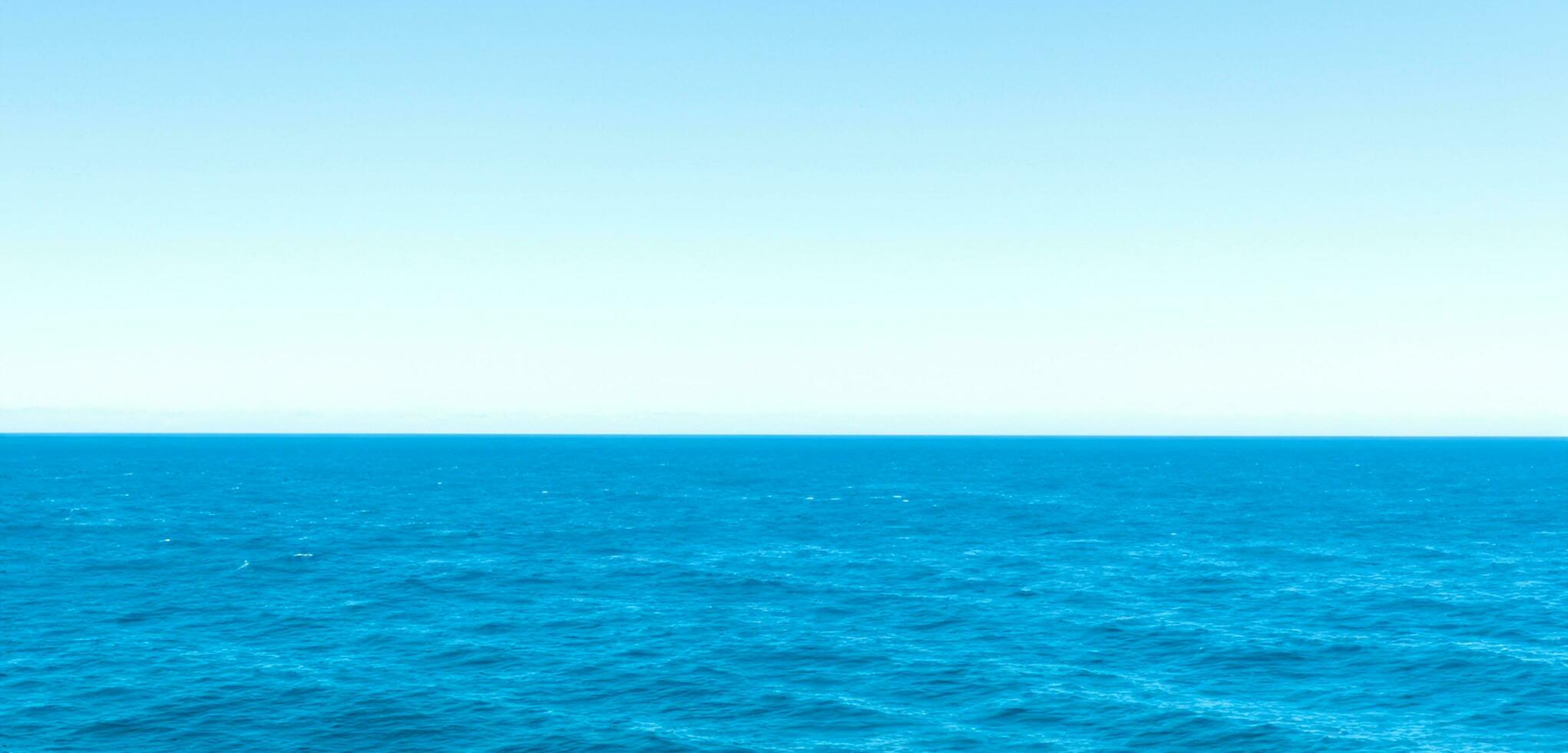 mar Horizonte com céu mar oceano ondas 3d ilustração foto