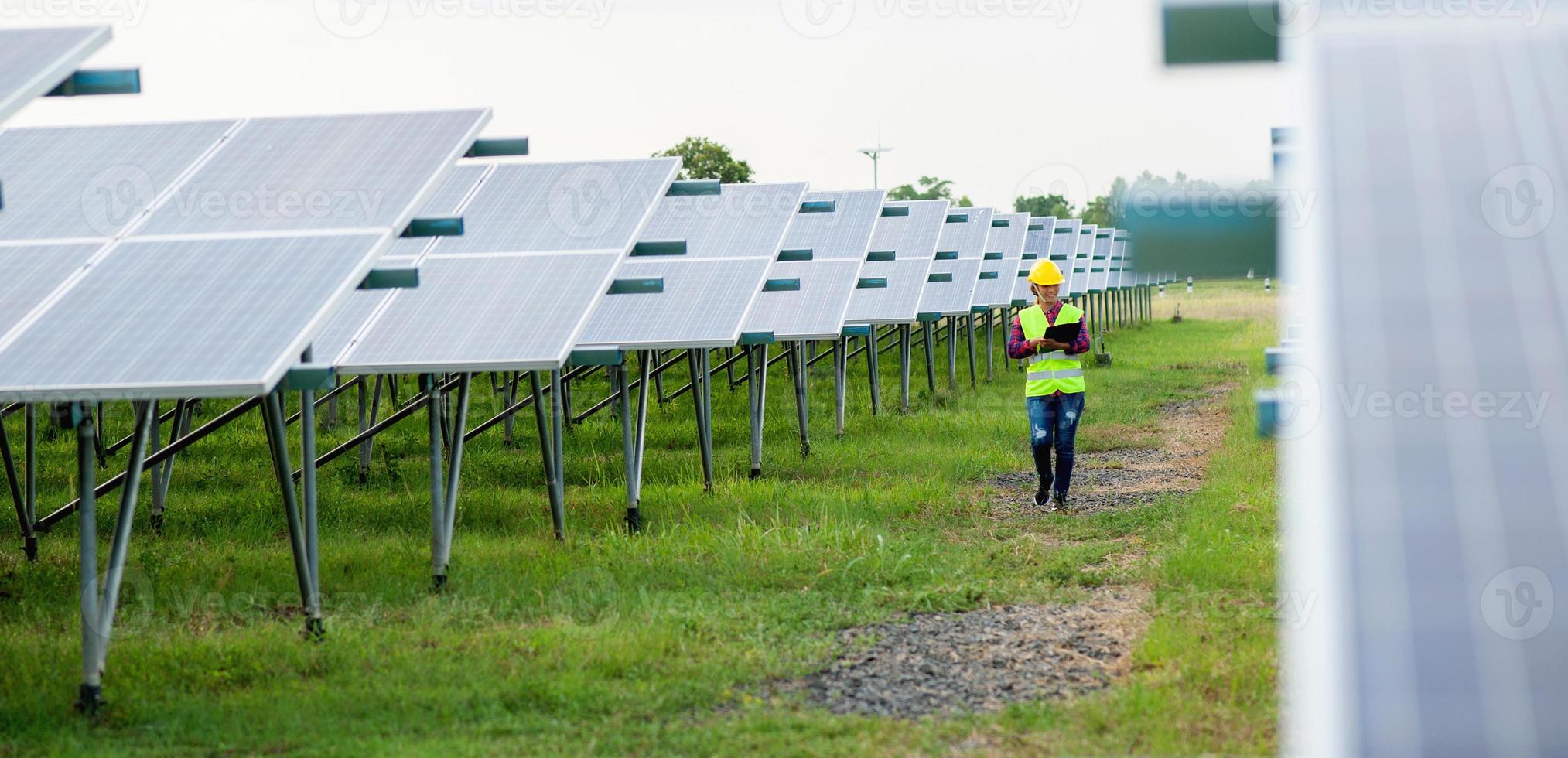 uma jovem engenheira de células solares está trabalhando duro. trabalhando em energia alternativa energia solar foto