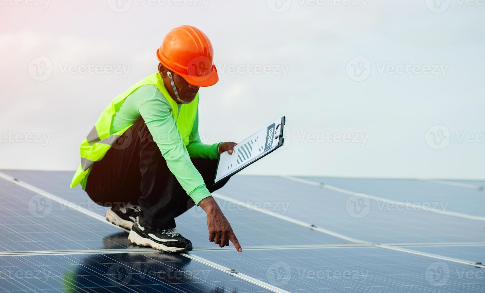 engenheiros de células solares fazem o trabalho árduo. trabalhando em energia alternativa energia solar foto