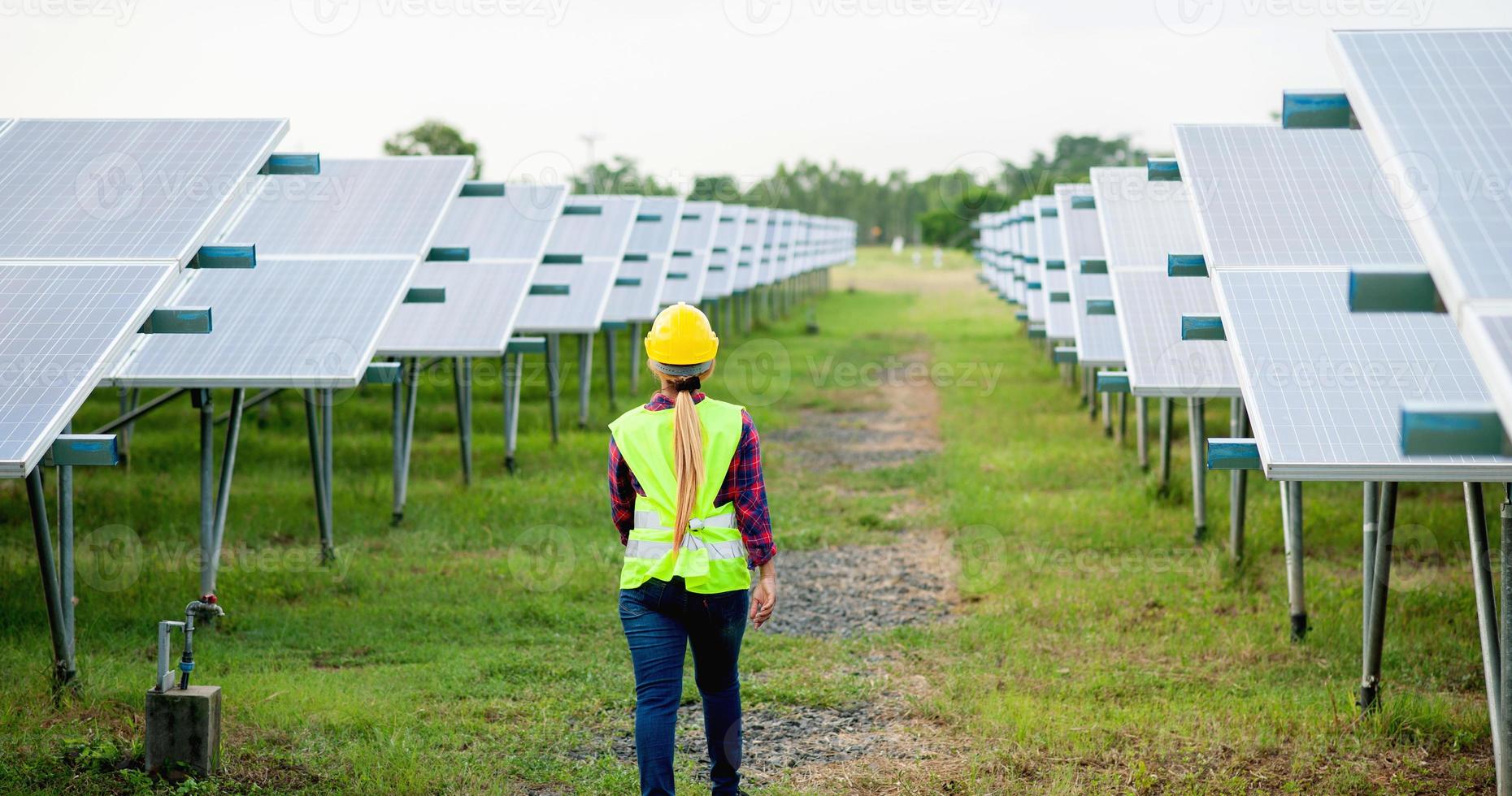 uma jovem engenheira de células solares está trabalhando duro. trabalhando em energia alternativa energia solar foto