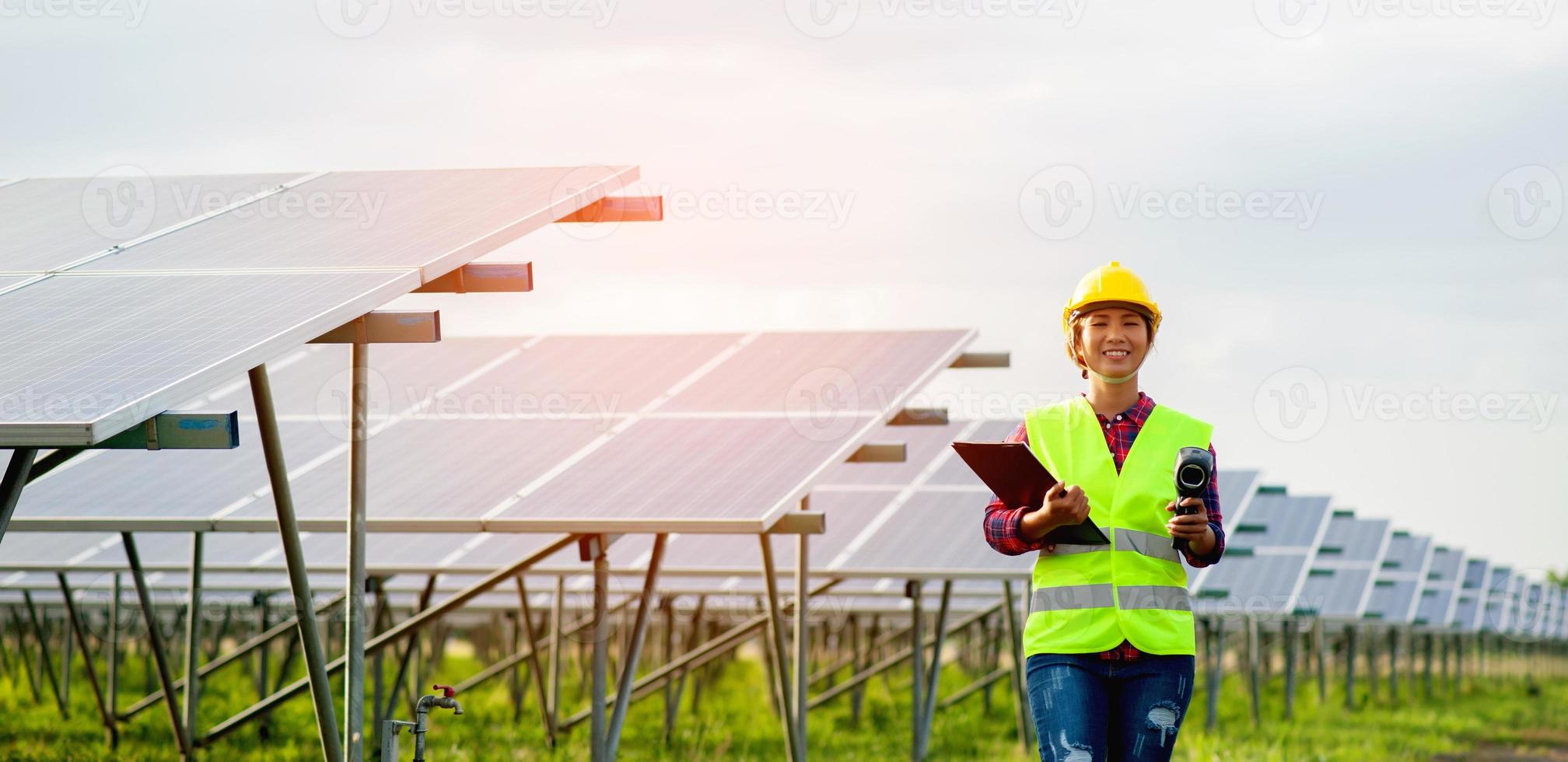 uma jovem engenheira de células solares está trabalhando duro. trabalhando em energia alternativa energia solar foto