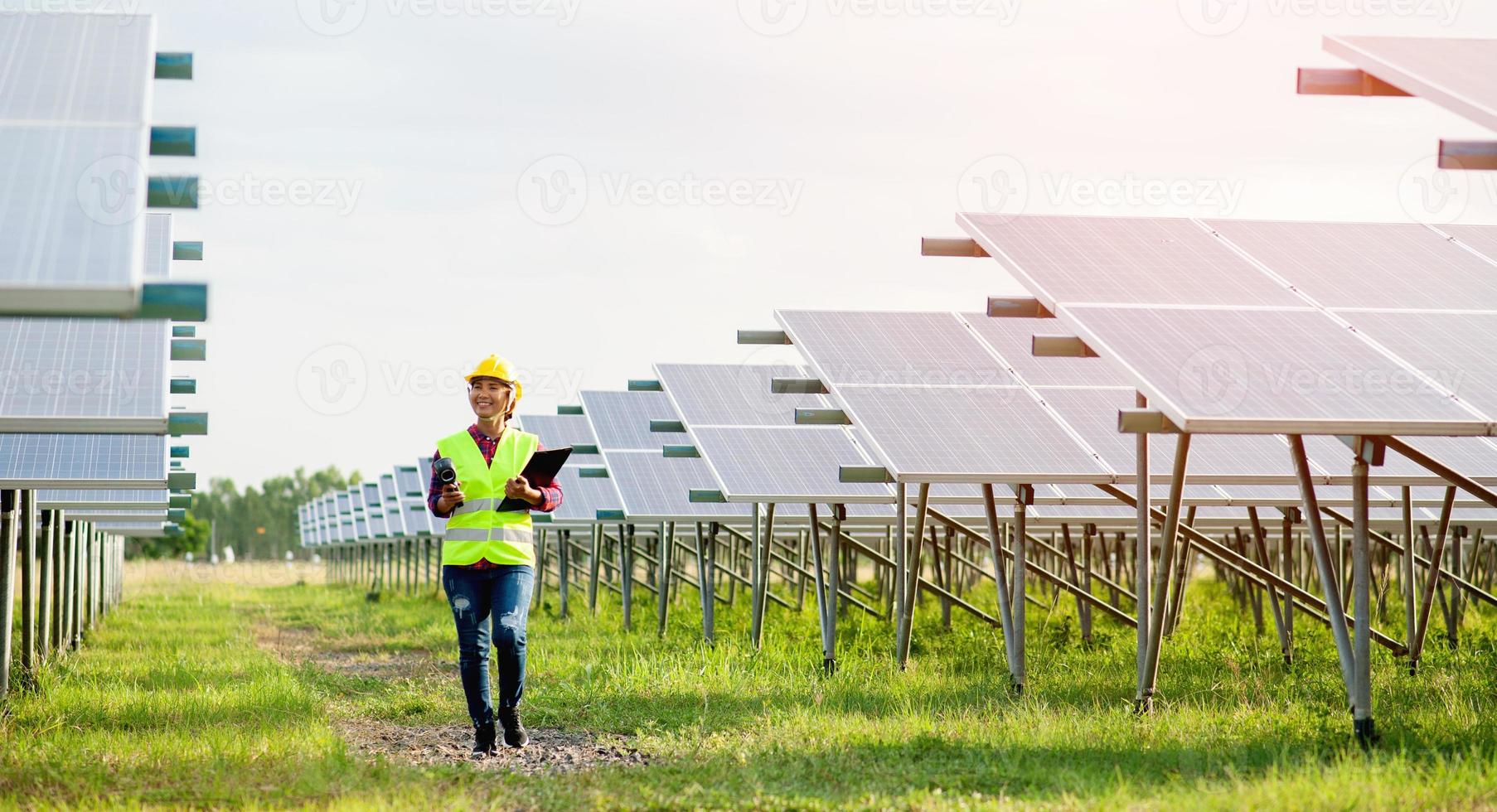 uma jovem engenheira de células solares está trabalhando duro. trabalhando em energia alternativa energia solar foto