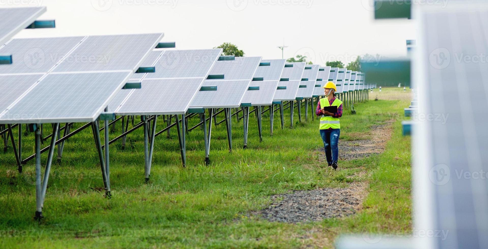 uma jovem engenheira de células solares está trabalhando duro. trabalhando em energia alternativa energia solar foto