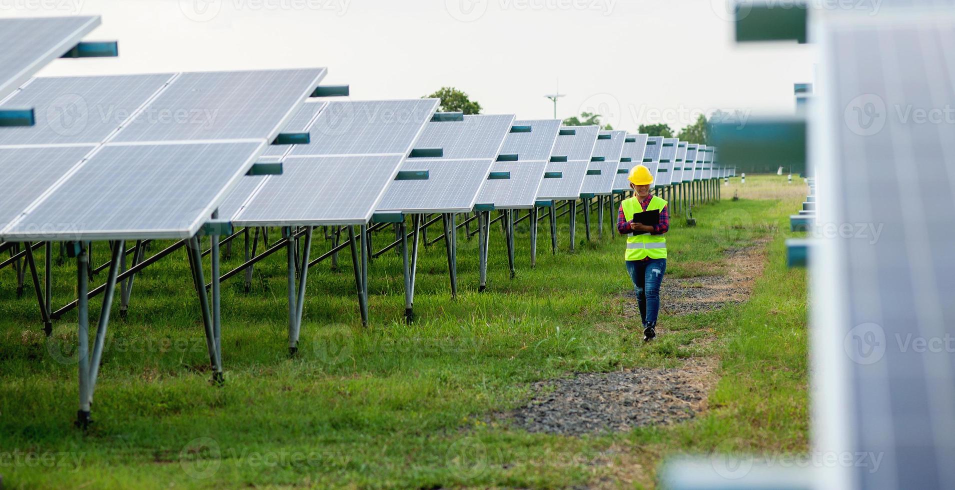 uma jovem engenheira de células solares está trabalhando duro. trabalhando em energia alternativa energia solar foto