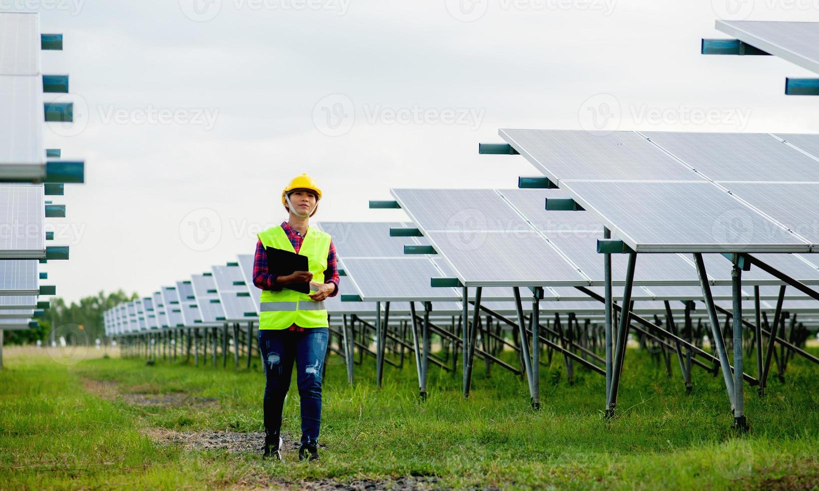 uma jovem engenheira de células solares está trabalhando duro. trabalhando em energia alternativa energia solar foto