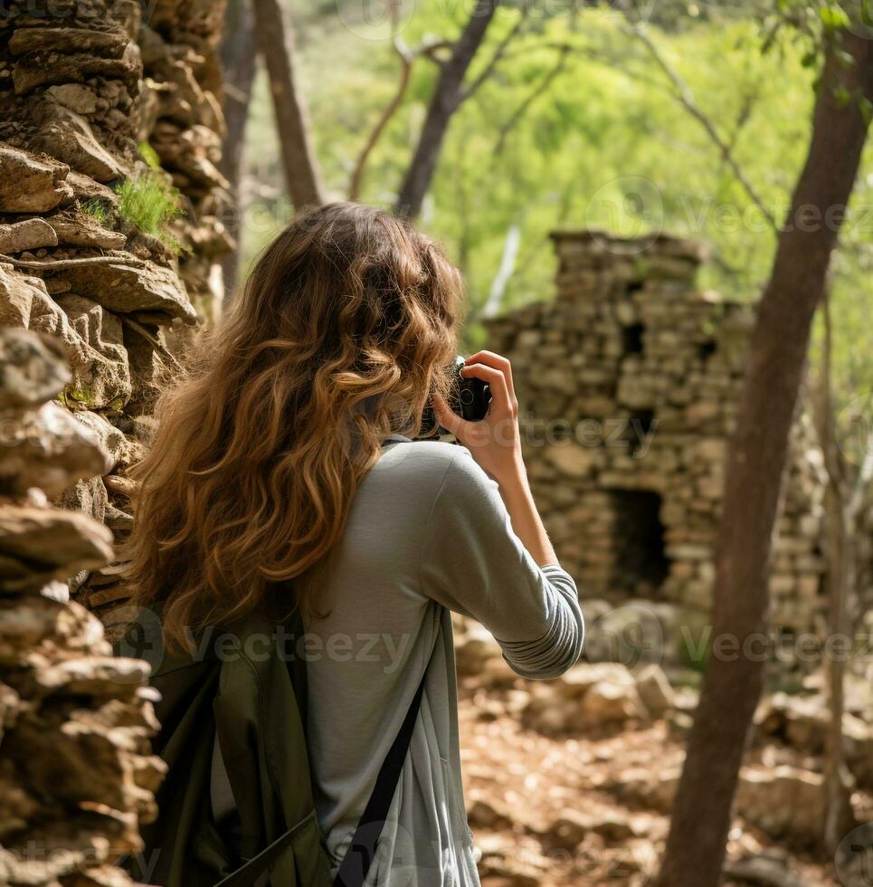 jovem mulher levando As fotos dentro a floresta, desejo de viajar viagem estoque imagens, viagem estoque fotos desejo de viajar