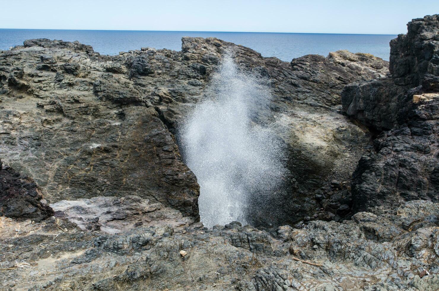 a blowhole é principal turista atração. debaixo certo mar condições, a blowhole pode spray água acima para 25 metros às Kiama, Novo sul País de Gales, Austrália. foto