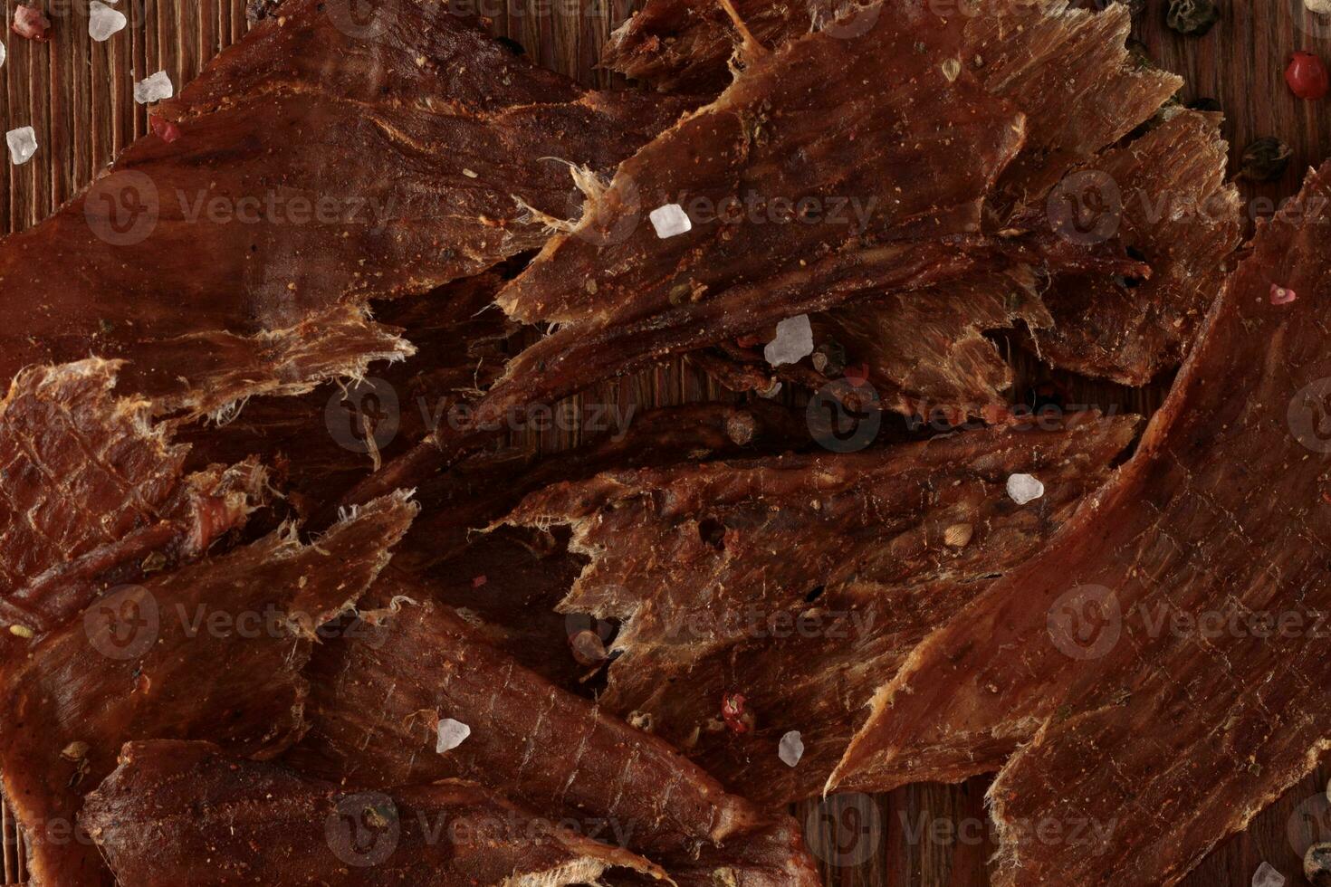 fatiado seco carne em de madeira de mesa - topo Visão foto