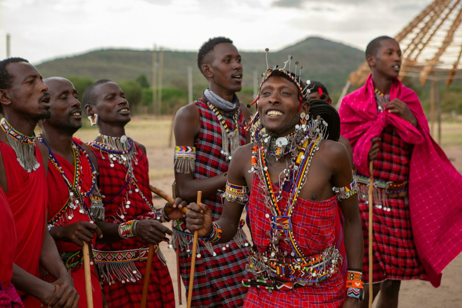 masai dentro tradicional colorida roupas mostrando maasai pulando dança às local tribo Vila perto famoso safári viagem destino. Quênia. editorial foto