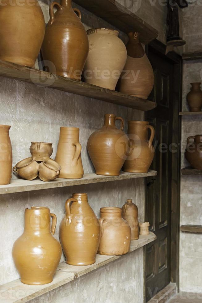 faça vasos de cerâmica em uma olaria foto