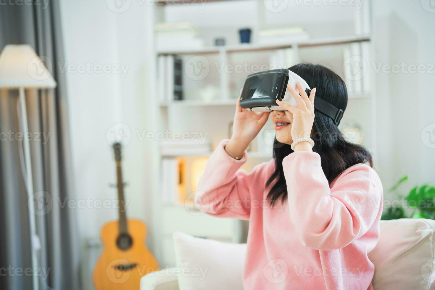 ásia mulher sorrir e jogar vr jogo, 3d dispositivo Novo inovação óculos para entreter dentro vivo quarto às lar, ásia mulher alegre dentro casa em feriado. feliz mulher jogando metaverso vr tecnologia conceito. foto