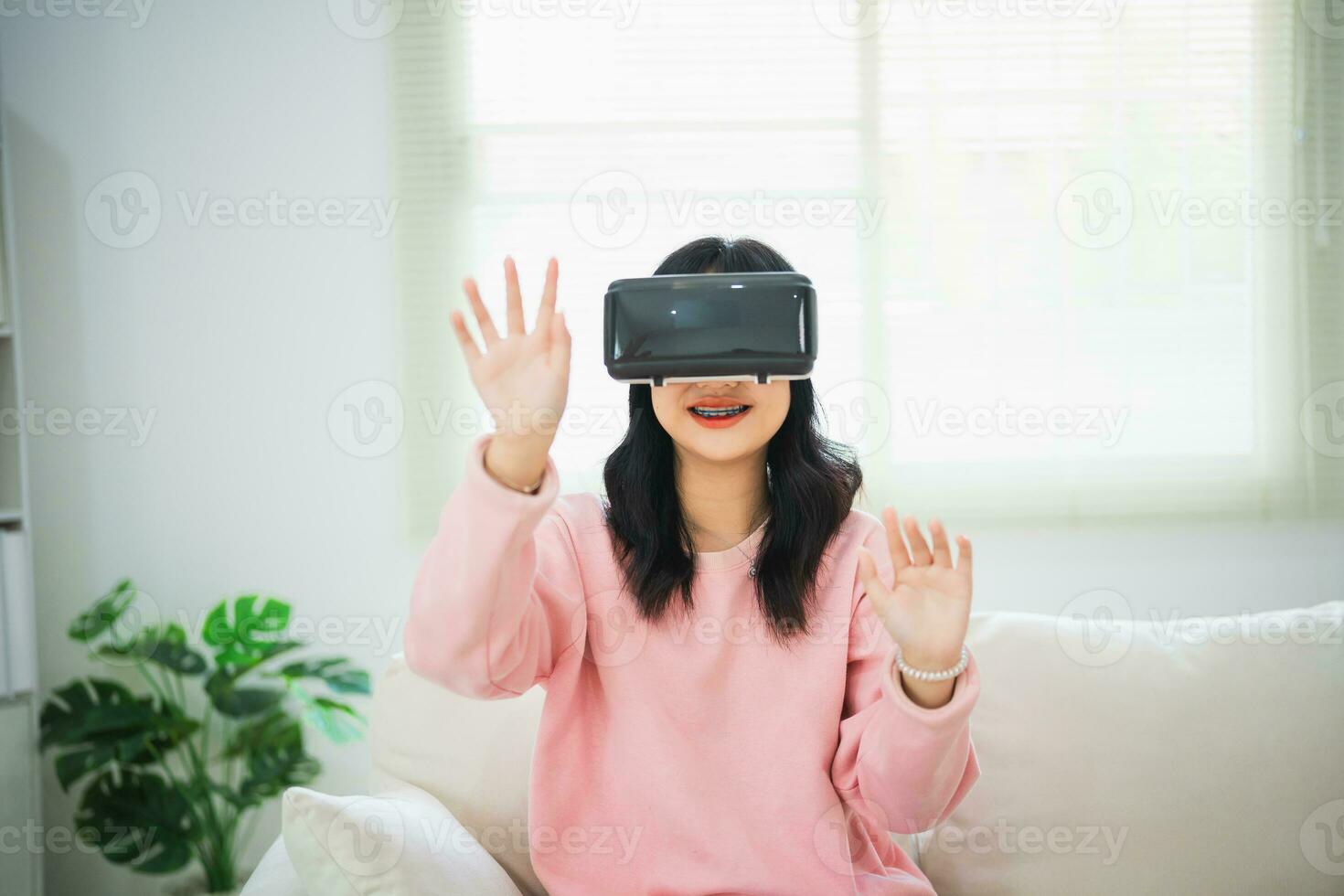 ásia mulher sorrir e jogar vr jogo, 3d dispositivo Novo inovação óculos para entreter dentro vivo quarto às lar, ásia mulher alegre dentro casa em feriado. feliz mulher jogando metaverso vr tecnologia conceito. foto