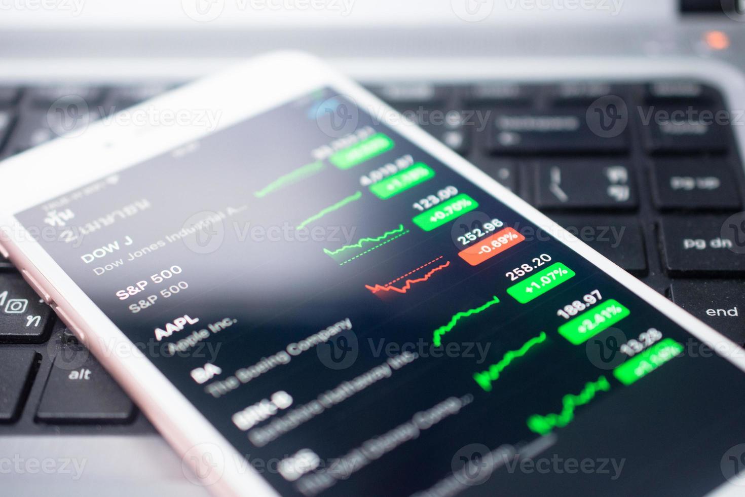 dados de comércio digital na tela conceito de finanças de investimento empresarial foto