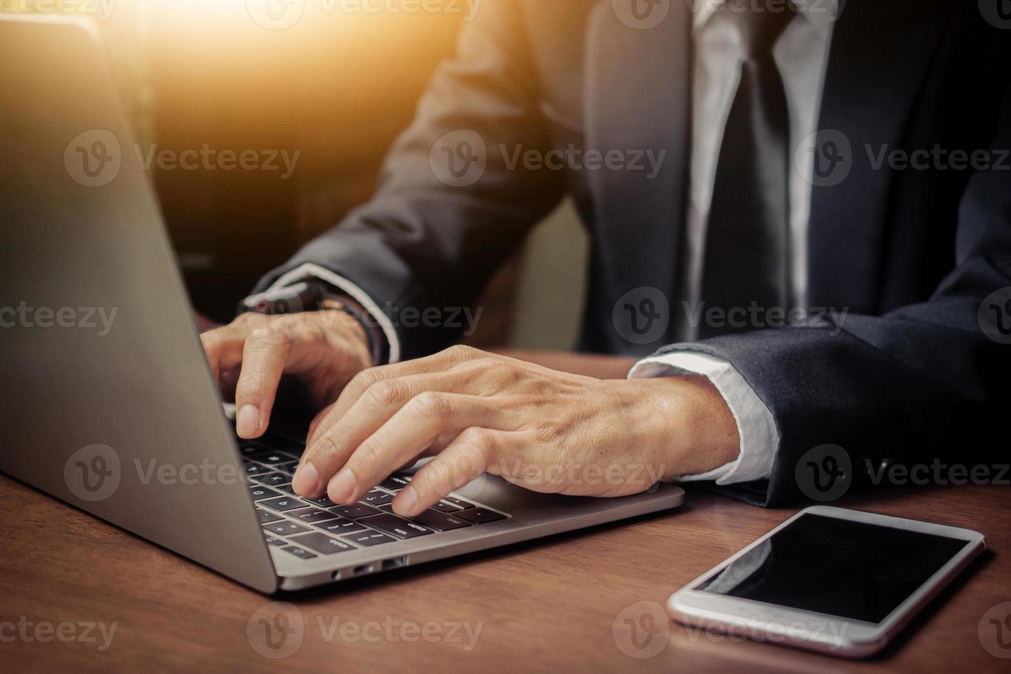 fechar a mão usando o computador, o empresário digitando no laptop foto