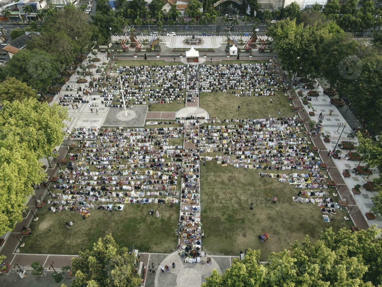 a aéreo foto do muçulmano congregação Rezar eid dentro a campo