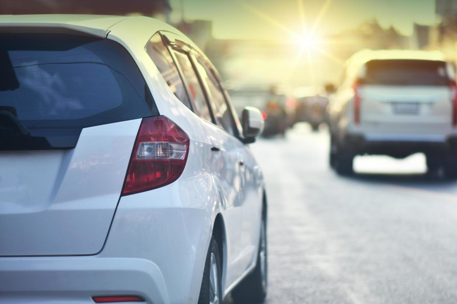 carro dirigindo na estrada e pequeno assento de passageiro na estrada usado para viagens diárias, carros automotivos dirigindo foto