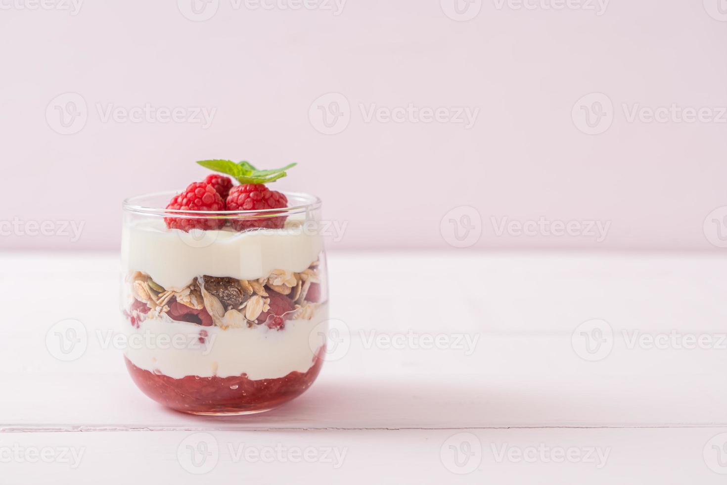 Framboesa fresca e iogurte com granola - estilo de comida saudável foto