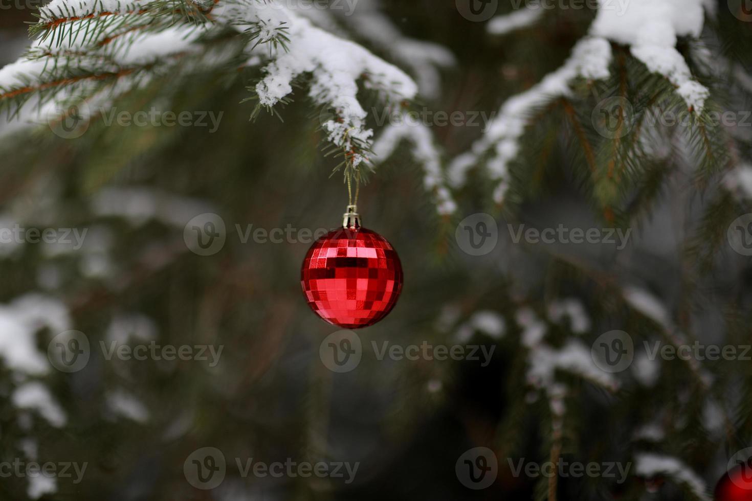 bola de Natal com uma guirlanda pendurada na árvore de Natal. feliz Natal e Feliz Ano Novo. foco seletivo foto