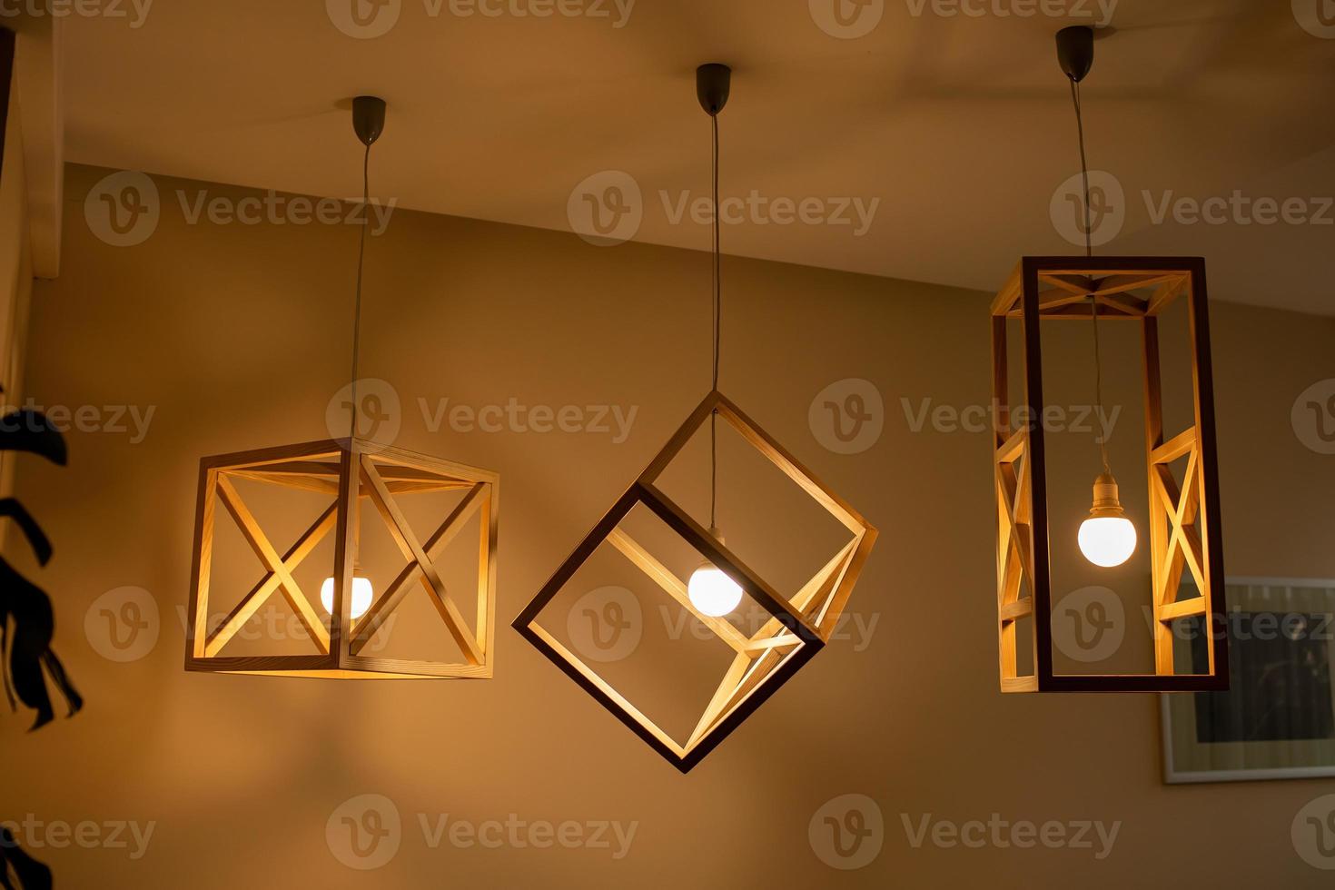 lâmpadas de teto moderno lâmpada feita de moldura de madeira forma geométrica interior e decoração em estilo loft com parede de madeira branca foto
