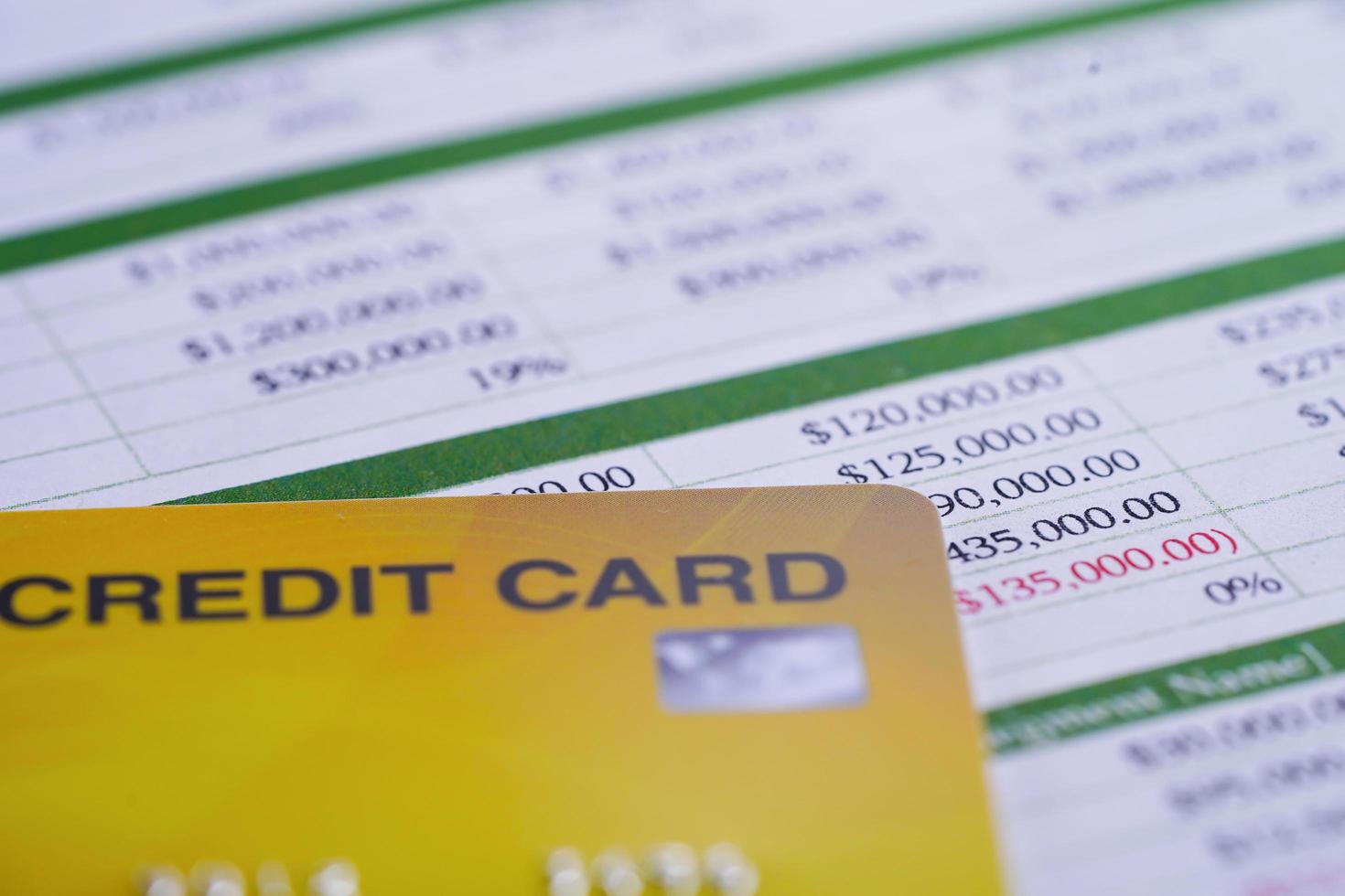cartão de crédito em papel de planilha, conceito de finanças empresariais. foto
