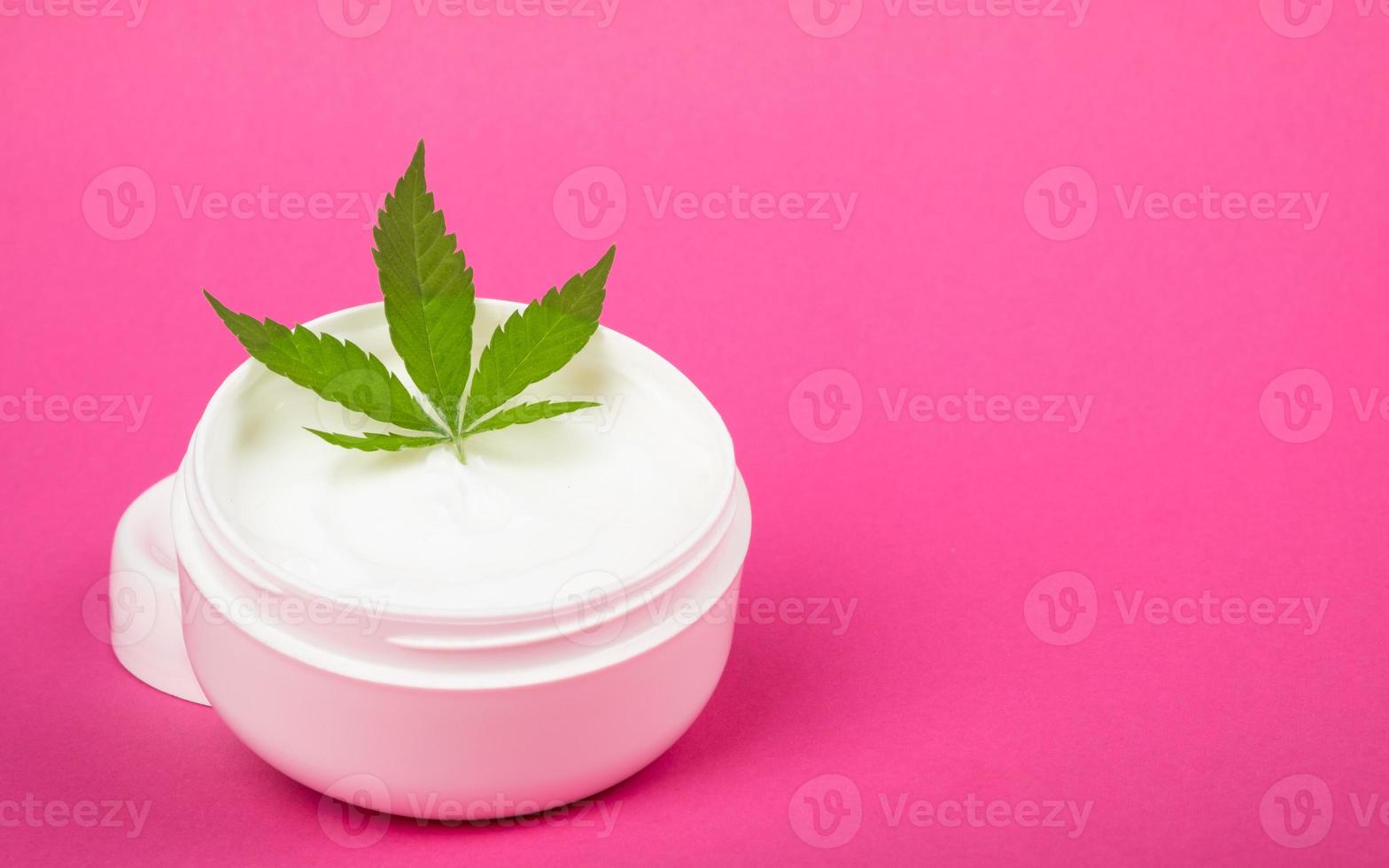creme cosmético para cuidados com a pele com extrato de cânhamo no espaço de cópia de fundo rosa foto