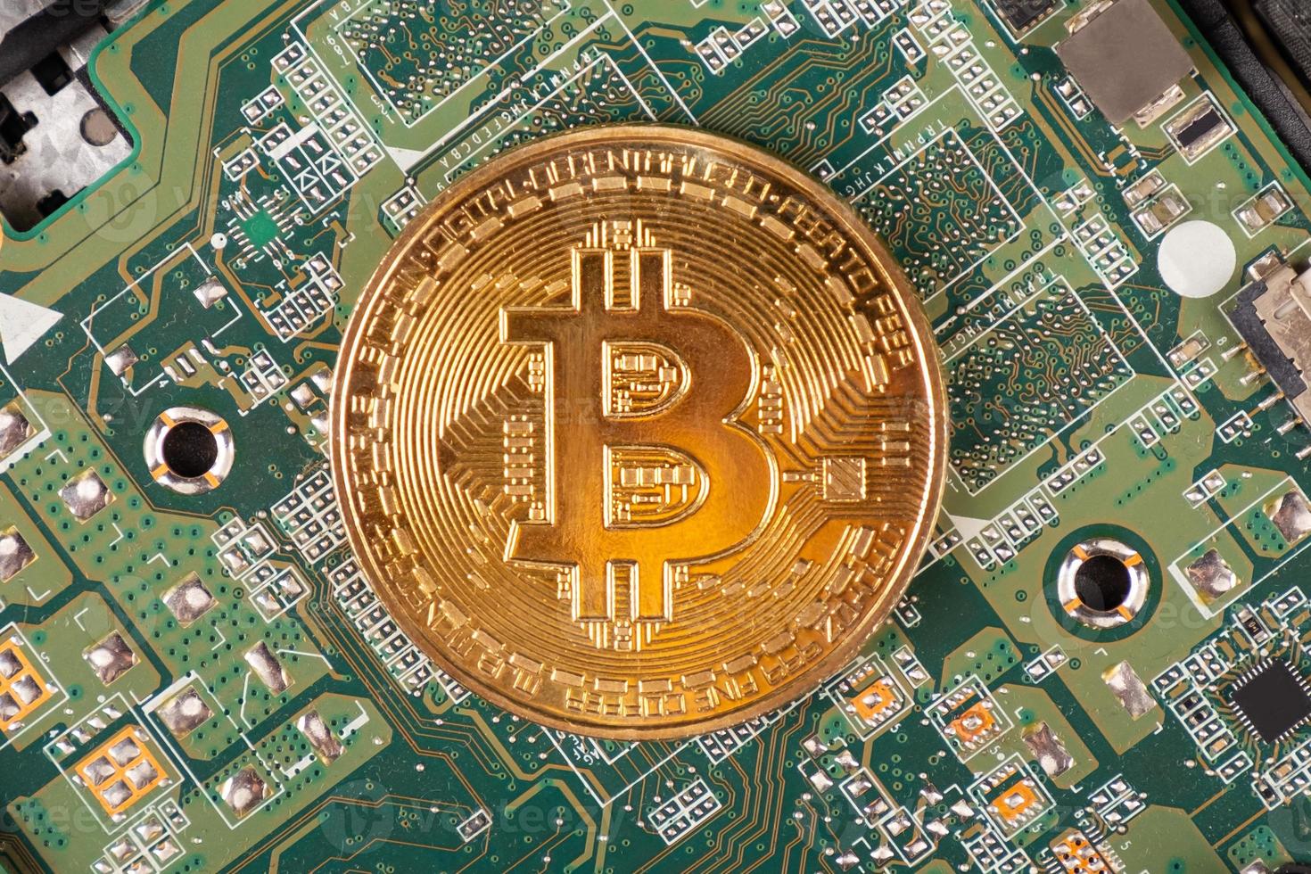 moeda bitcoin close-up no fundo da placa-mãe foto