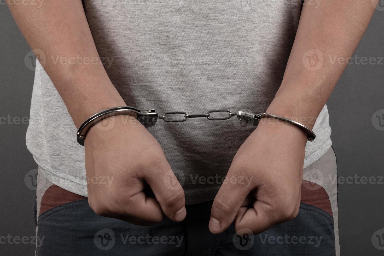 homem algemado close up prisão de um criminoso foto