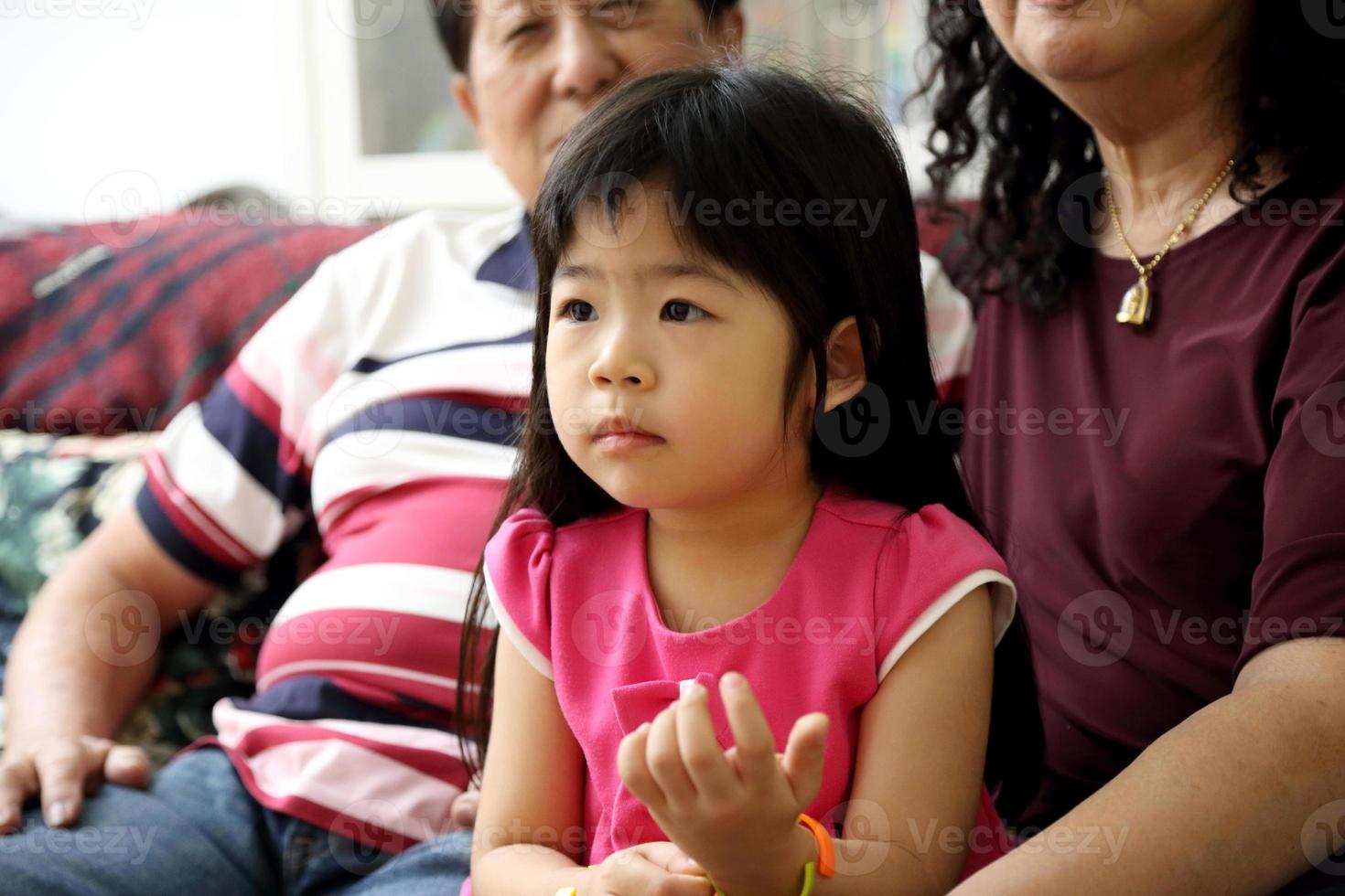 família na sala de estar foto