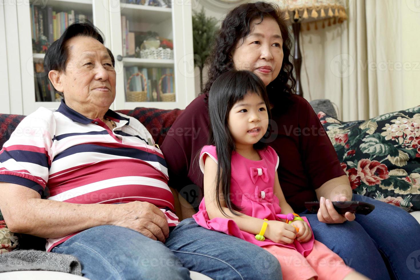 família na sala de estar foto