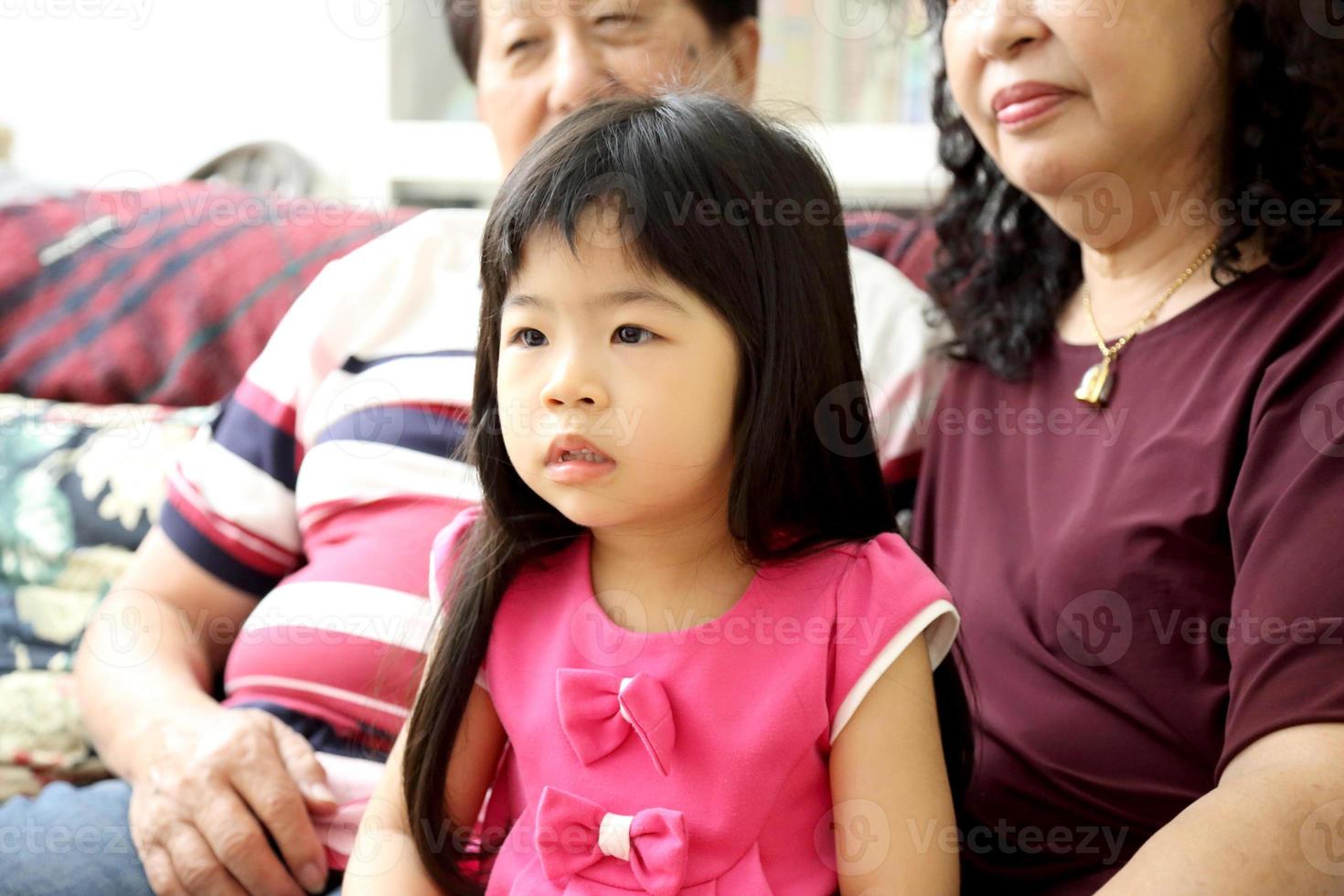 família na sala de estar foto