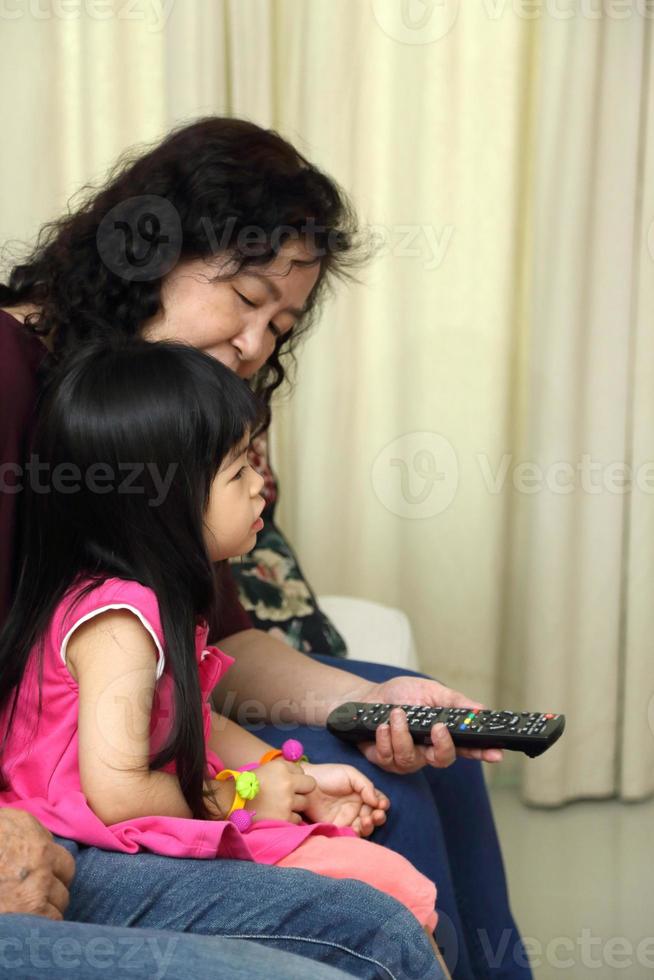 família na sala de estar foto