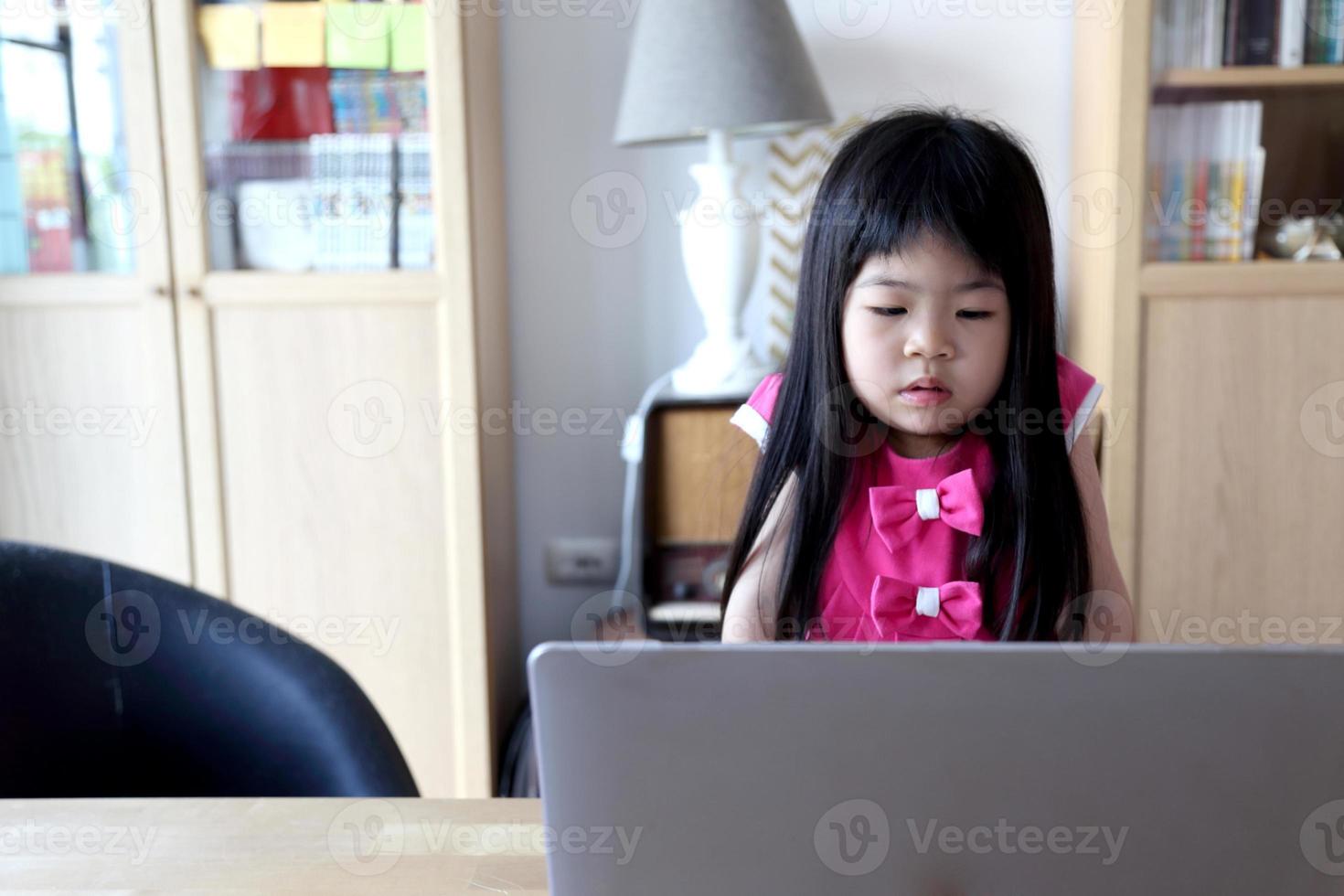 menina com tecnologia foto