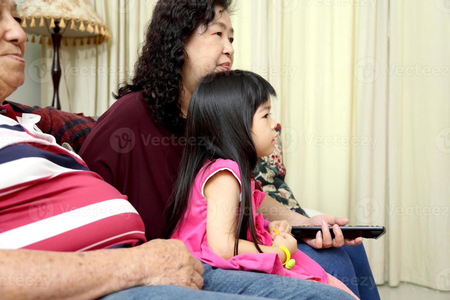 família na sala de estar foto