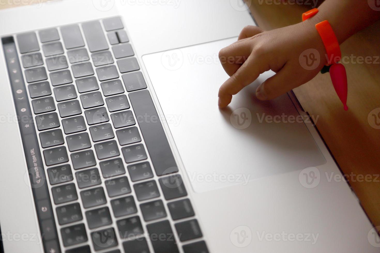 menina com tecnologia foto