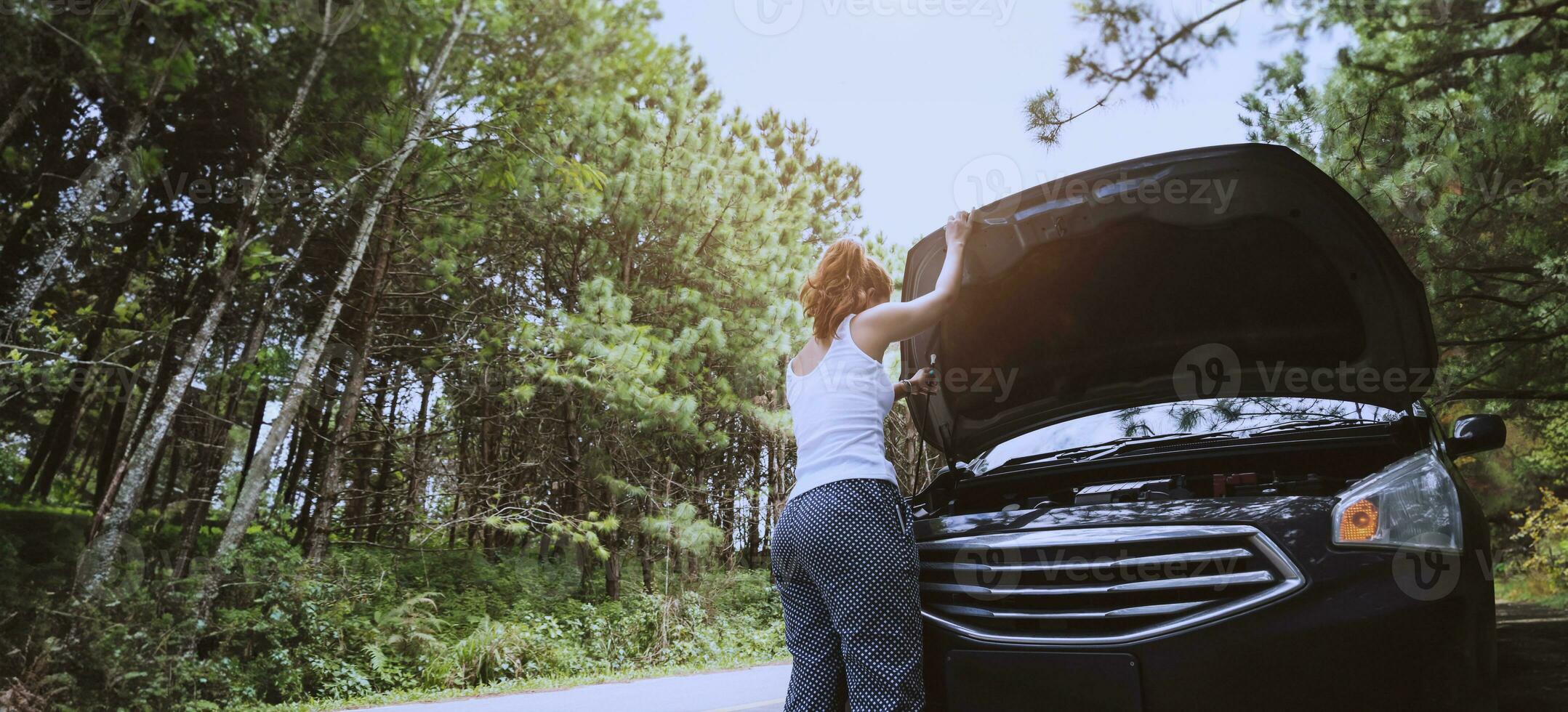 mulheres o carro quebrou na rodovia. interior. mulheres carro quebrado foto