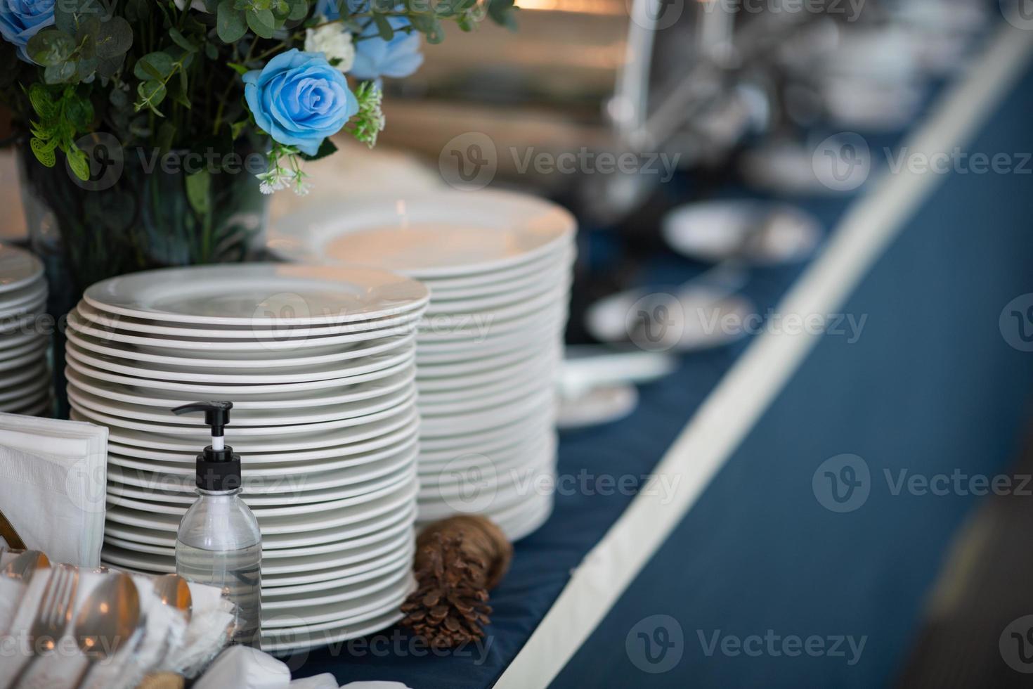 comida de bufê, festa com comida de bufê em um restaurante, mini canapés, lanches e aperitivos foto